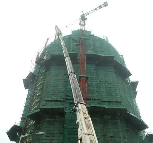 高唐吊车在工地上作业